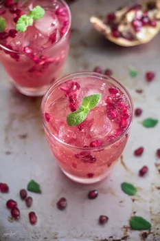 Musujący drink z granatem - idealny na Sylwestra