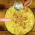 Tarta z różami z jabłek i masą budyniową