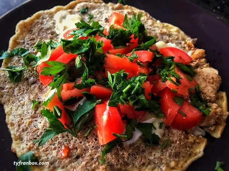 Omlet fit z serem pleśniowym i pomidorami