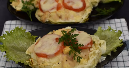 Filet z kurczaka na młodej kapuście