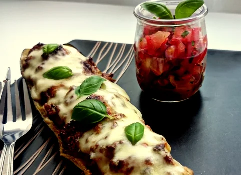 Cukinia z bardzo aromatycznym , mięsnym farszem