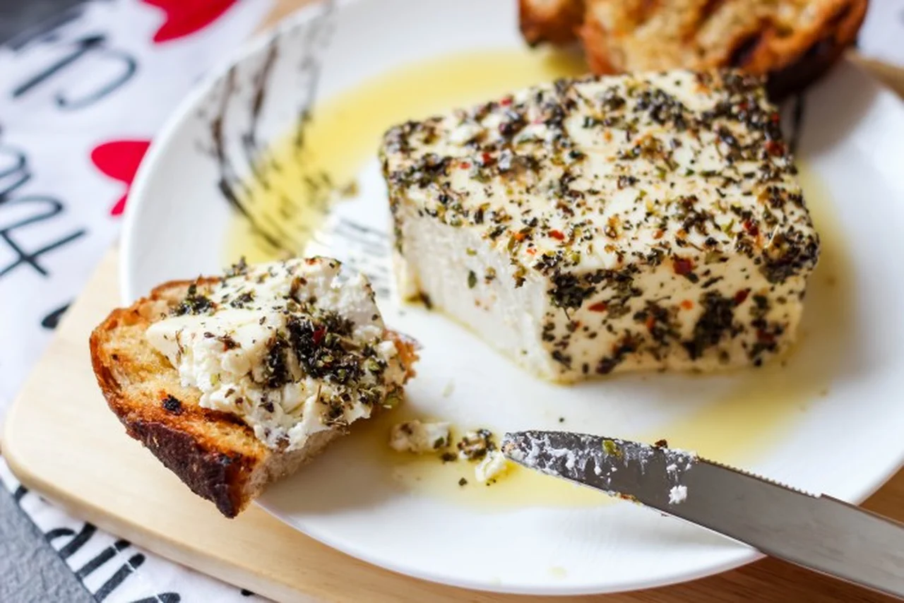 Pieczony ser feta w ziołach i oliwie