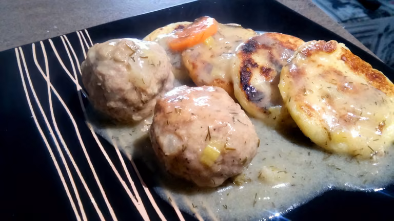 Pulpeciki z indyka w sosie koperkowym + scones ziemniaczane