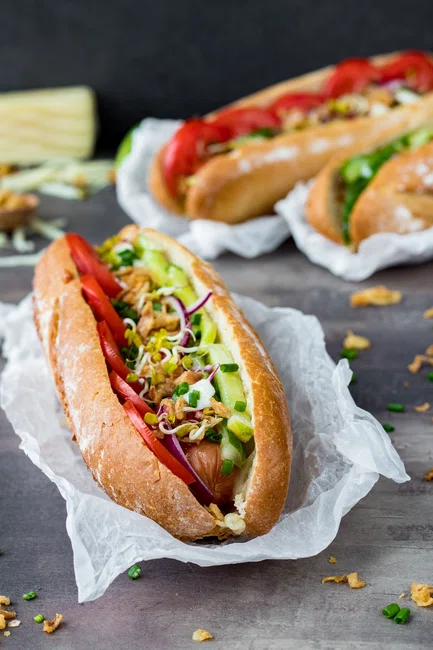 Hot dogi z kiełbaskami warzywami i serem