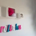 Dekoracja pokoju dziecięcego DIY - filcowy napis i tiulowe pompony