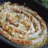 Biała kiełbasa pieczona z cebulą w sosie miodowo-musztardowym