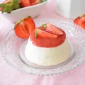 Waniliowa panna cotta z musem truskawkowym