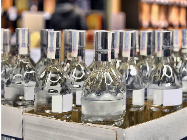 Wódka za 10 zł? UOKiK bierze na celownik promocje w Lidlu i Biedronce