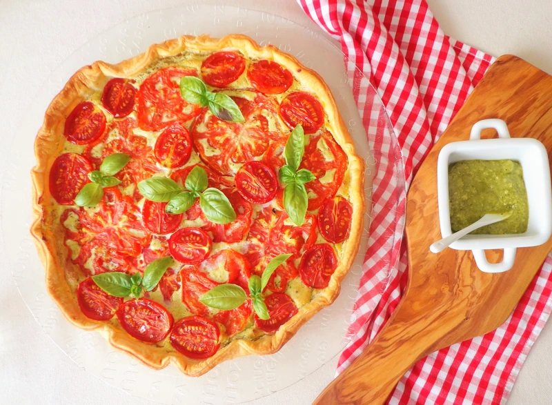 Quiche z pieczonymi pomidorami w sosie z pesto i ricotty