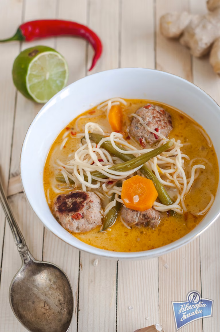 Pikantna laksa z klopsikami
