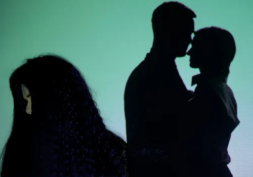 Czy można kochać dwie osoby jednocześnie? Psychologia zdrady emocjonalnej