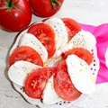 Pomidory z mozzarellą i olejem czosnkowym