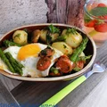 Młode ziemniaki z chorizo, koperkiem i sadzonym jajem