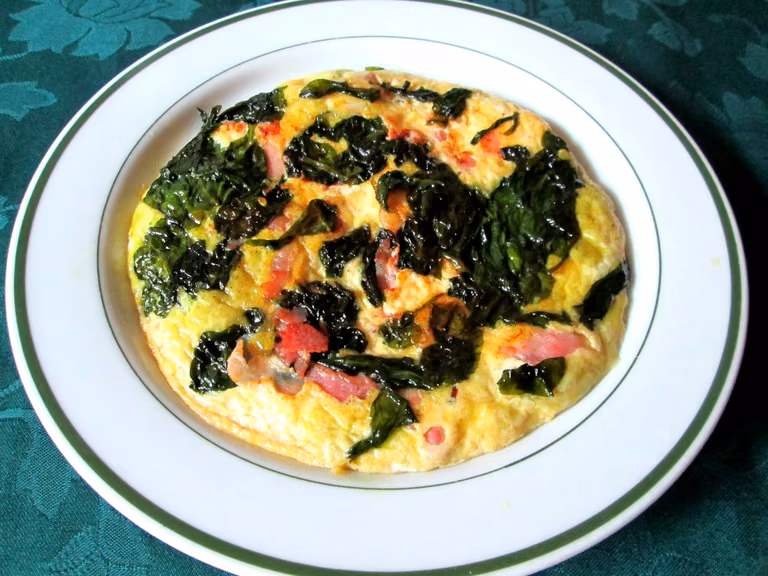Omlet ze szpinakiem i boczkiem