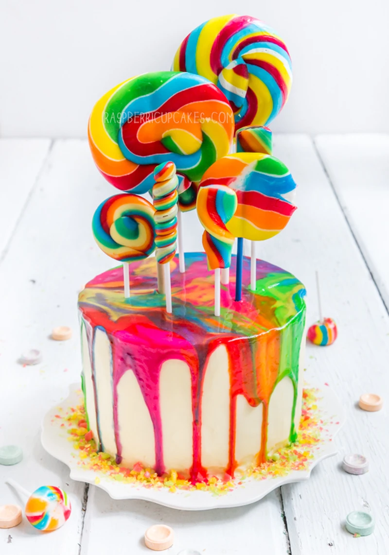 Kolorowy tort z lizakami