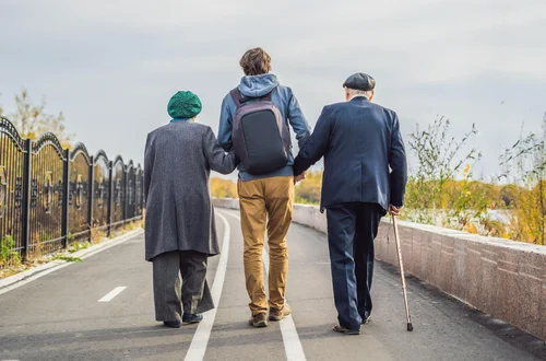 800 zł miesięcznie dla rodziców na dorosłe dzieci?! Jest projekt nowego świadczenia dla seniorów