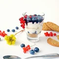 Szybki, lekki deser jogurtowy z jagodami, borówką amerykańską i czerwoną porzeczką