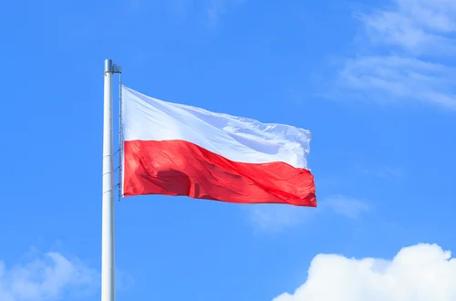 Jak prawidłowo zawiesić polską flagę? Nie popełniaj tego błędu