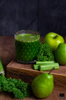 Zielony sok z jarmużu, selera, jabłka i gruszki