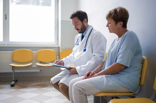 Nawet 4134 zł miesięcznie dla osób przewlekle chorych! Lista schorzeń i kwoty tego świadczenia mogą zaskoczyć