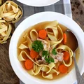 Zupa z grillowanym kurczakiem i makaronem
