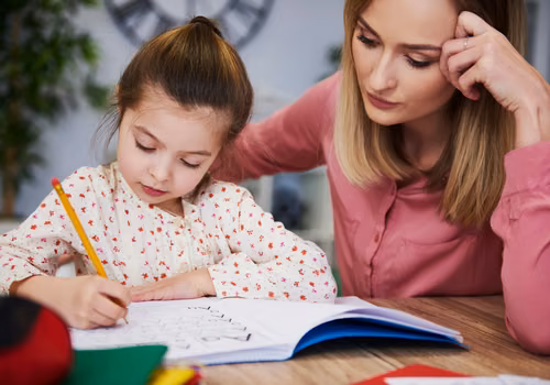 Zadania domowe wrócą, ale BEZ jedynek? Pojawiły się nowe rekomendacje dla uczniów szkół