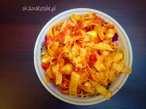 Makaron z cukinią, czosnkiem i pomidorami czyli wege obiad w kwadras