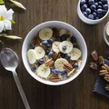 Owsianka z orzechami i bananem.