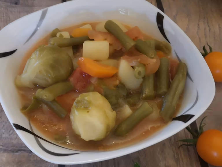 Płonąca brukselka w pomidorach