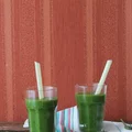Smoothie ze szpinakiem, bananami, pomarańczami i nasionami chia