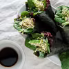 Sushi rolki z czarnym ryżem i awokado
