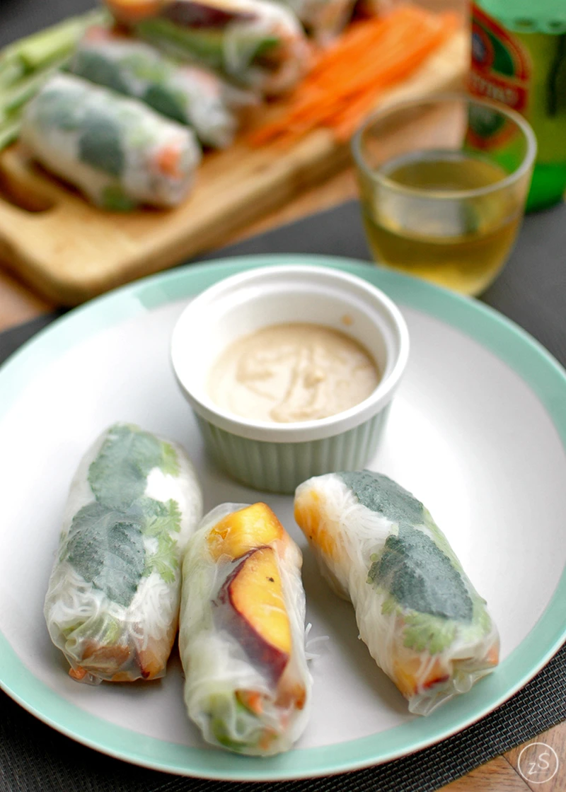 spring rolls z pikantną wieprzowiną i brzoskwinią