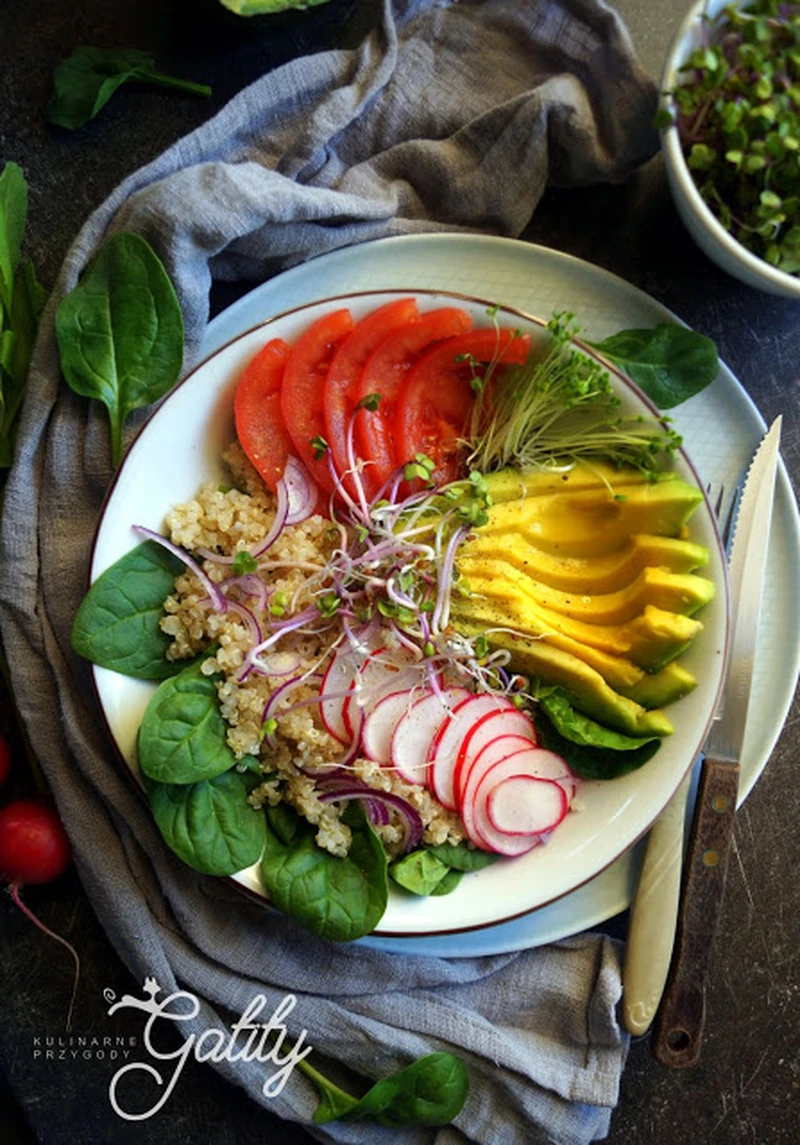 Buddha bowl: miska rozmaitości z quinoa i awokado