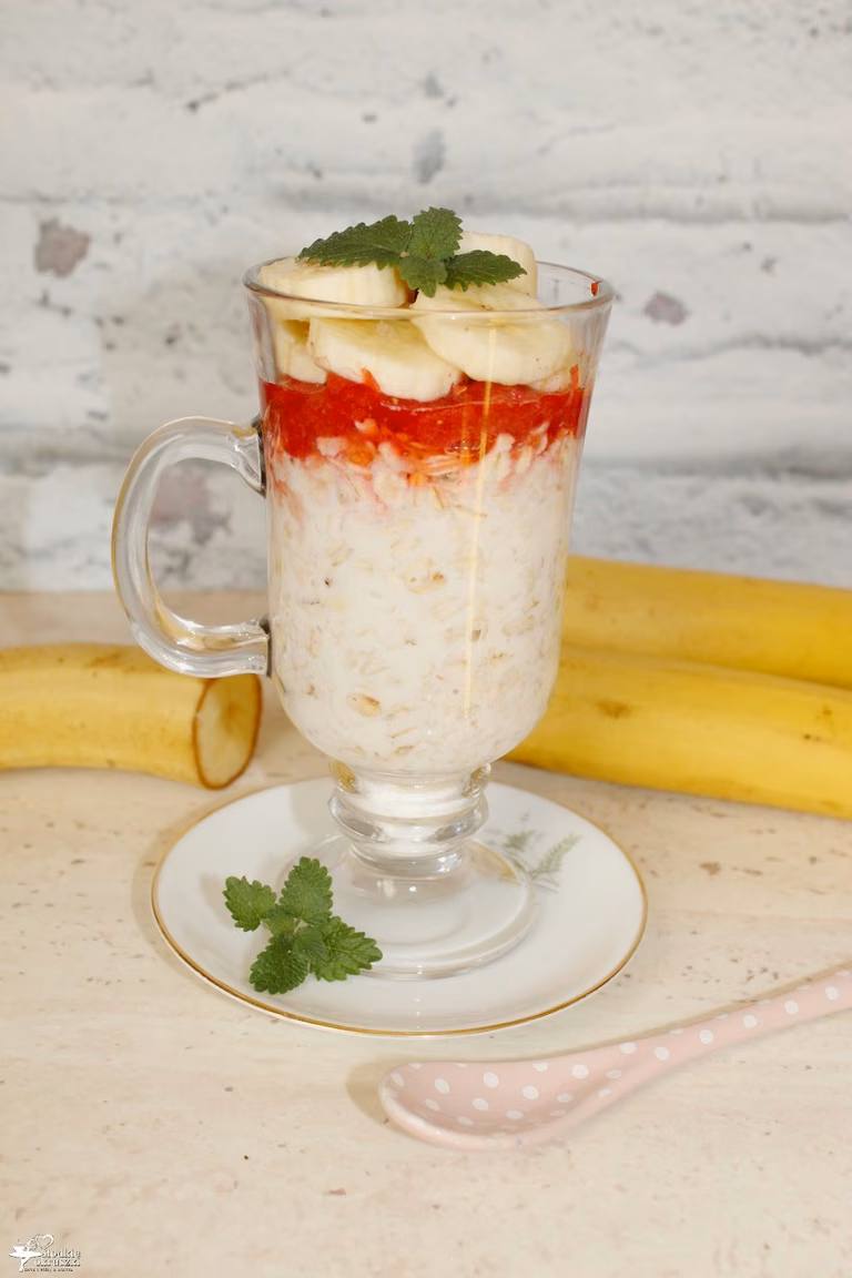 Owsianka z truskawkowym sorbetem i bananami