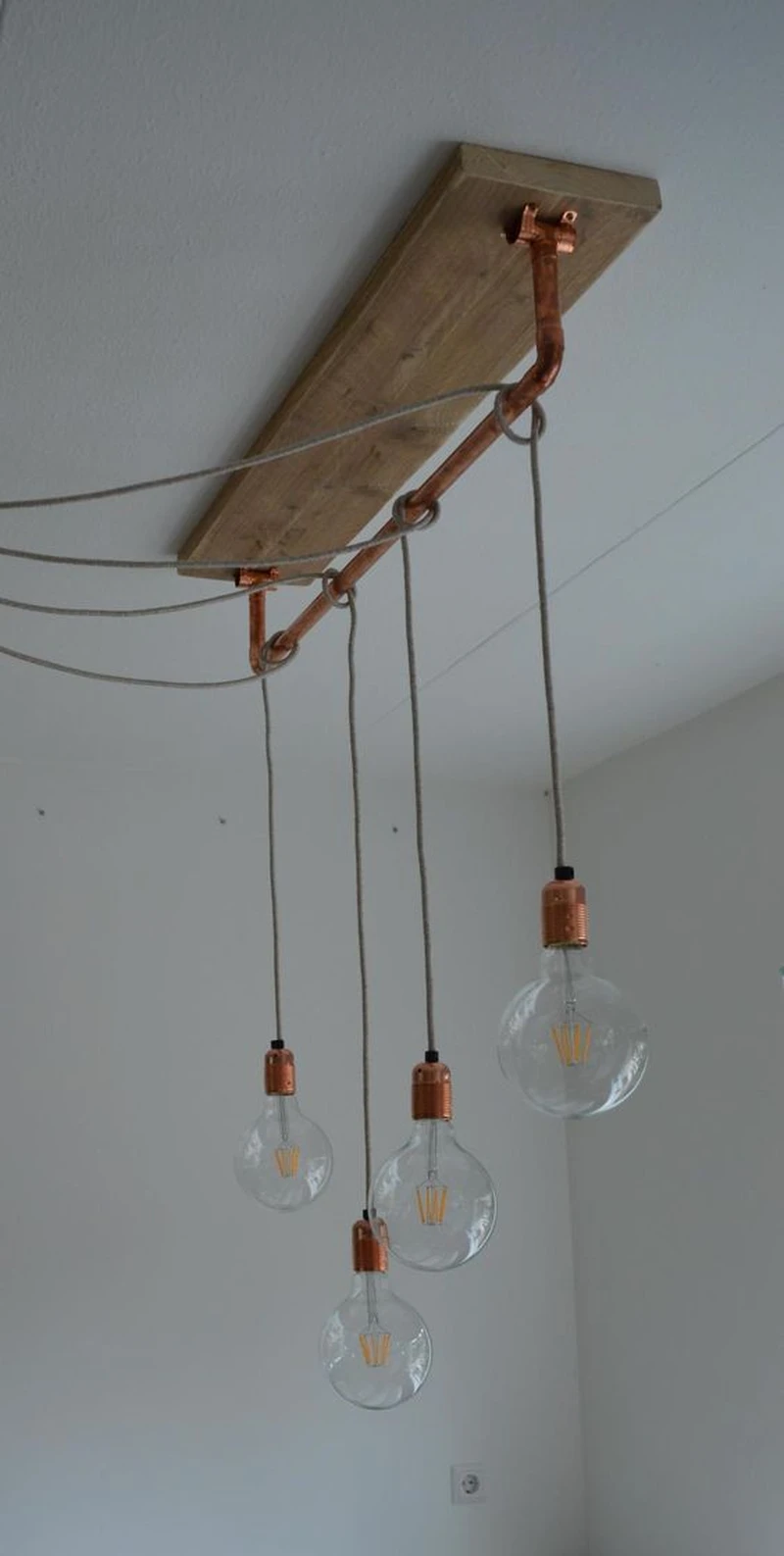 Prosta lampa z miedzianej rury