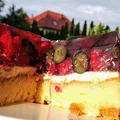 Monikowy biszkopt z owocami, galaretką i bitą śmietaną