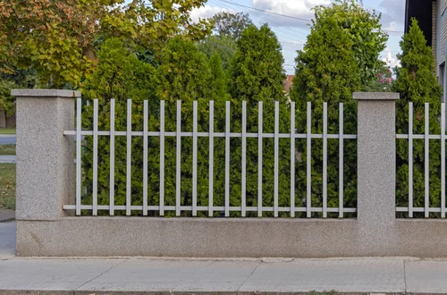 Koniec z takimi ogrodzeniami! Od września 2026 właściciele nieruchomości takich płotów już nie postawią