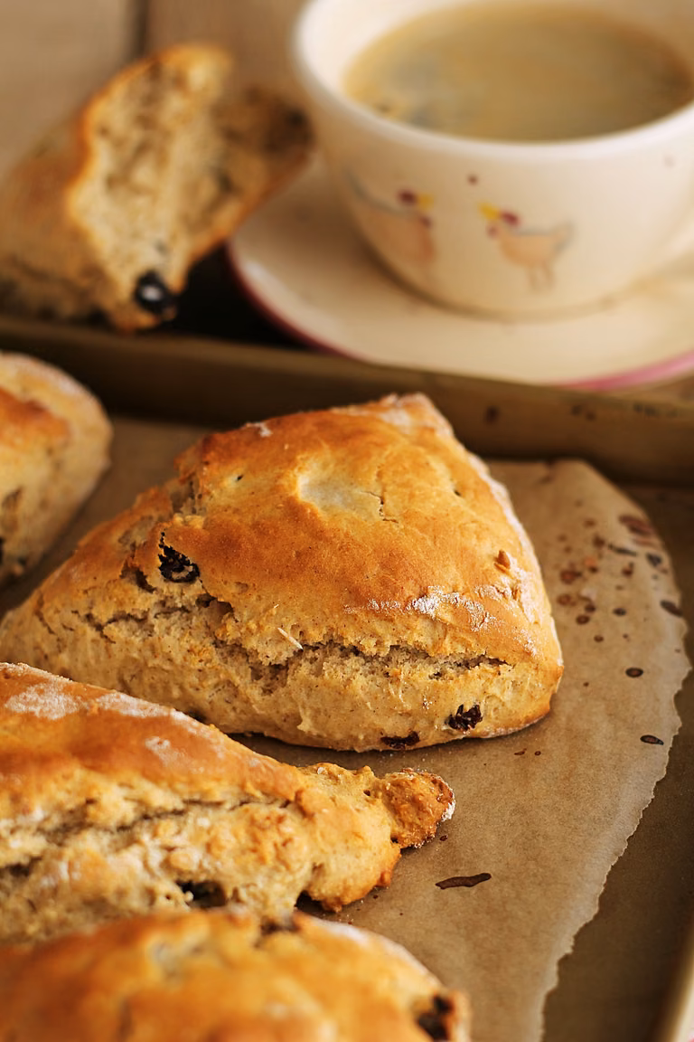 Scones z syropem klonowym i rodzynkami (bez jajek i nabiału)