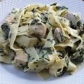 Makaron z kurczakiem i szpinakiem w sosie z dodatkiem sera pleśniowego