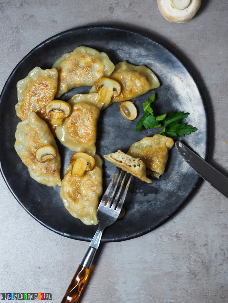 Pierogi z pieczarkami i żółtym serem