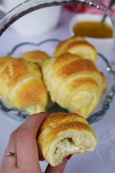 Maślane rogaliki z serem oraz konfiturą z brzoskwiń!