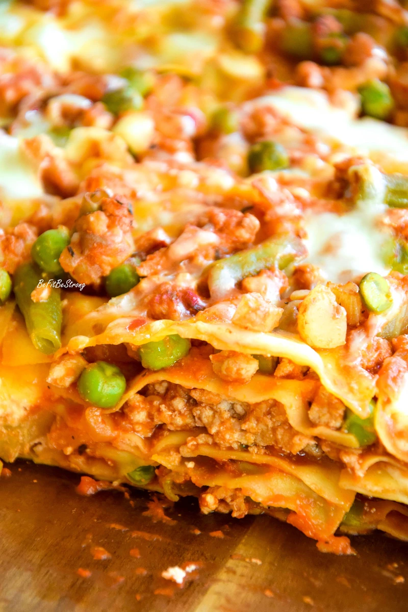 Mięsna lasagne z sosem pomidorowym, serami i warzywami