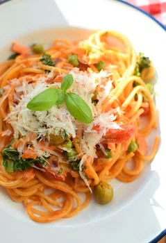Spaghetti z łososiem wędzonym i oliwkami