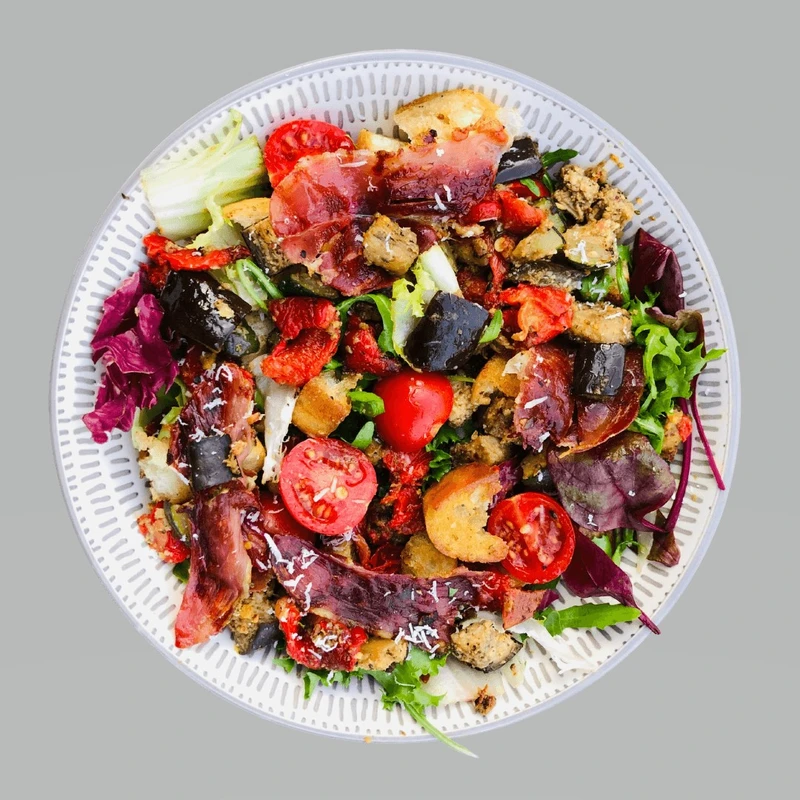 Panzanella z panieorwanym, pieczonym baklażanem