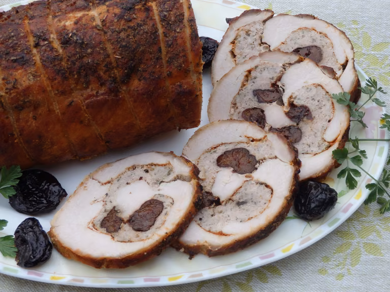 Rolada schabowa z mięsem mielonym i suszonymi śliwkami