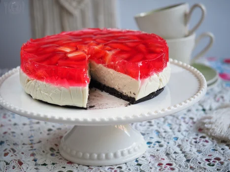 Keto sernik na zimno z truskawkami (bez nabiału) - moderncavegirl.pl