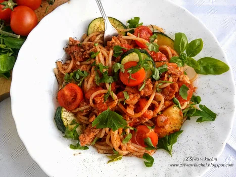 Spaghetti bolognese z cukinią