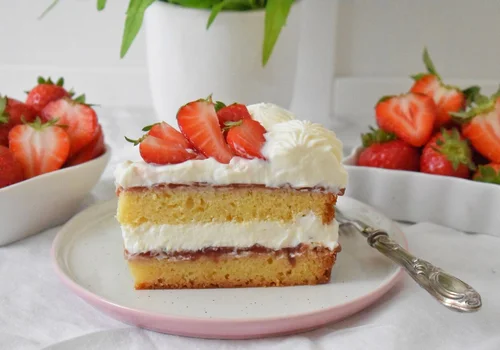 Tort mud cake z białą czekoladą i truskawkami