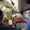 Nie ustępuj miejsca starszym osobom w autobusie! Kontrowersyjne twierdzenie ekspertów.