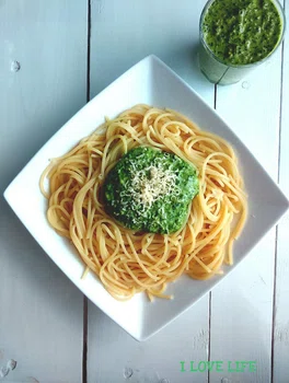 spaghetti z pesto z rukoli